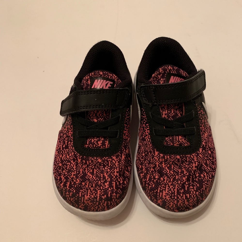 EUC Nike Sneakers Size: 9
